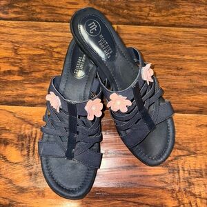 Mootsie Tootsies Monikko Women's Navy Mule Sandals w/ Light Pink Flowers